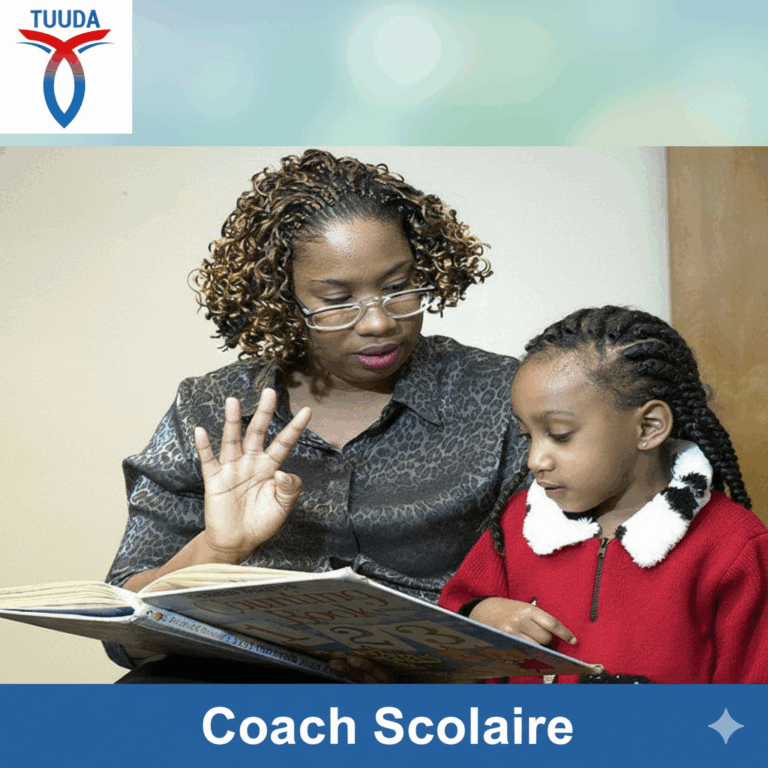 Illustration : une accompagnatrice aide une fillette dans sa lecture