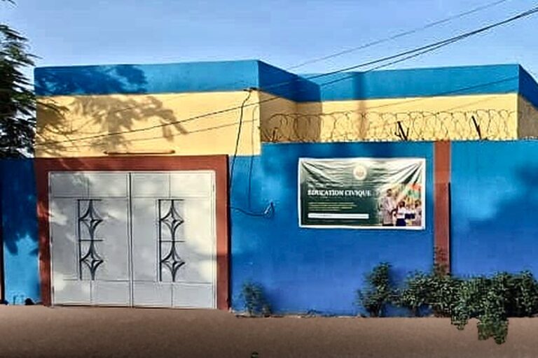 Façade de nos locaux à Boulmiougou, Ouagadougou : bâtiment bleu et jaune, portail gris